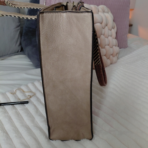 Chic Tan and Brown Women's Tote Bag - Picture 3 of 3